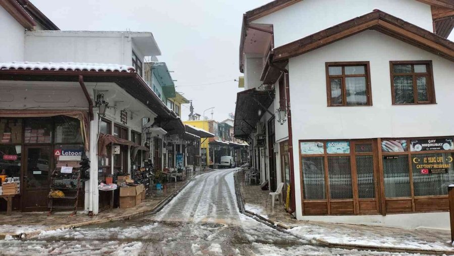 Antalya’nın Elmalı İlçesinde Kar Sevinci