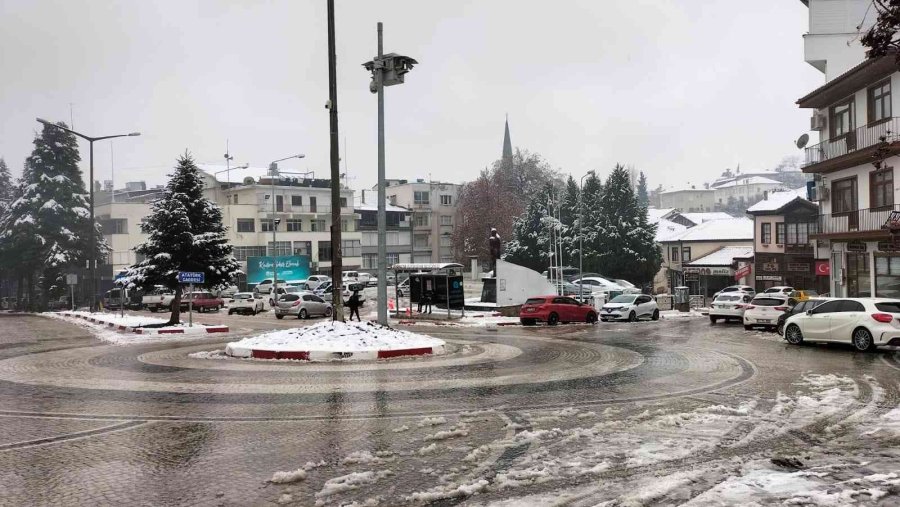 Antalya’nın Elmalı İlçesinde Kar Sevinci