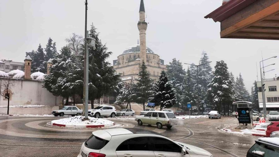 Antalya’nın Elmalı İlçesinde Kar Sevinci