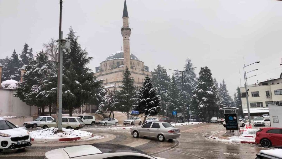 Antalya’nın Elmalı İlçesinde Kar Sevinci