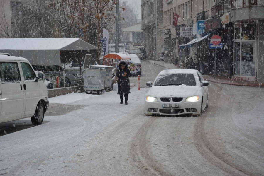 Antalya’nın Korkuteli İlçesi Beyaz Gelinliğini Giydi