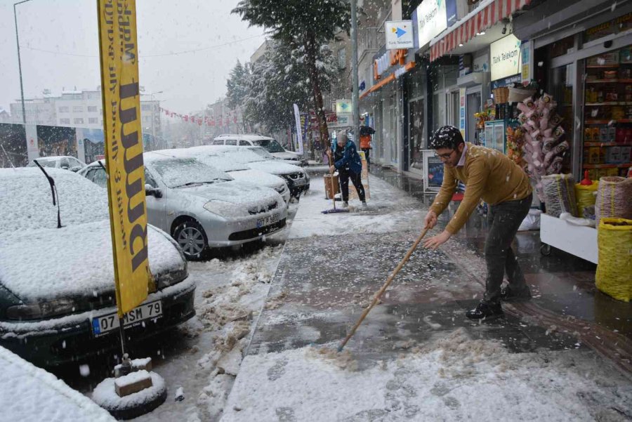 Antalya’nın Korkuteli İlçesi Beyaz Gelinliğini Giydi