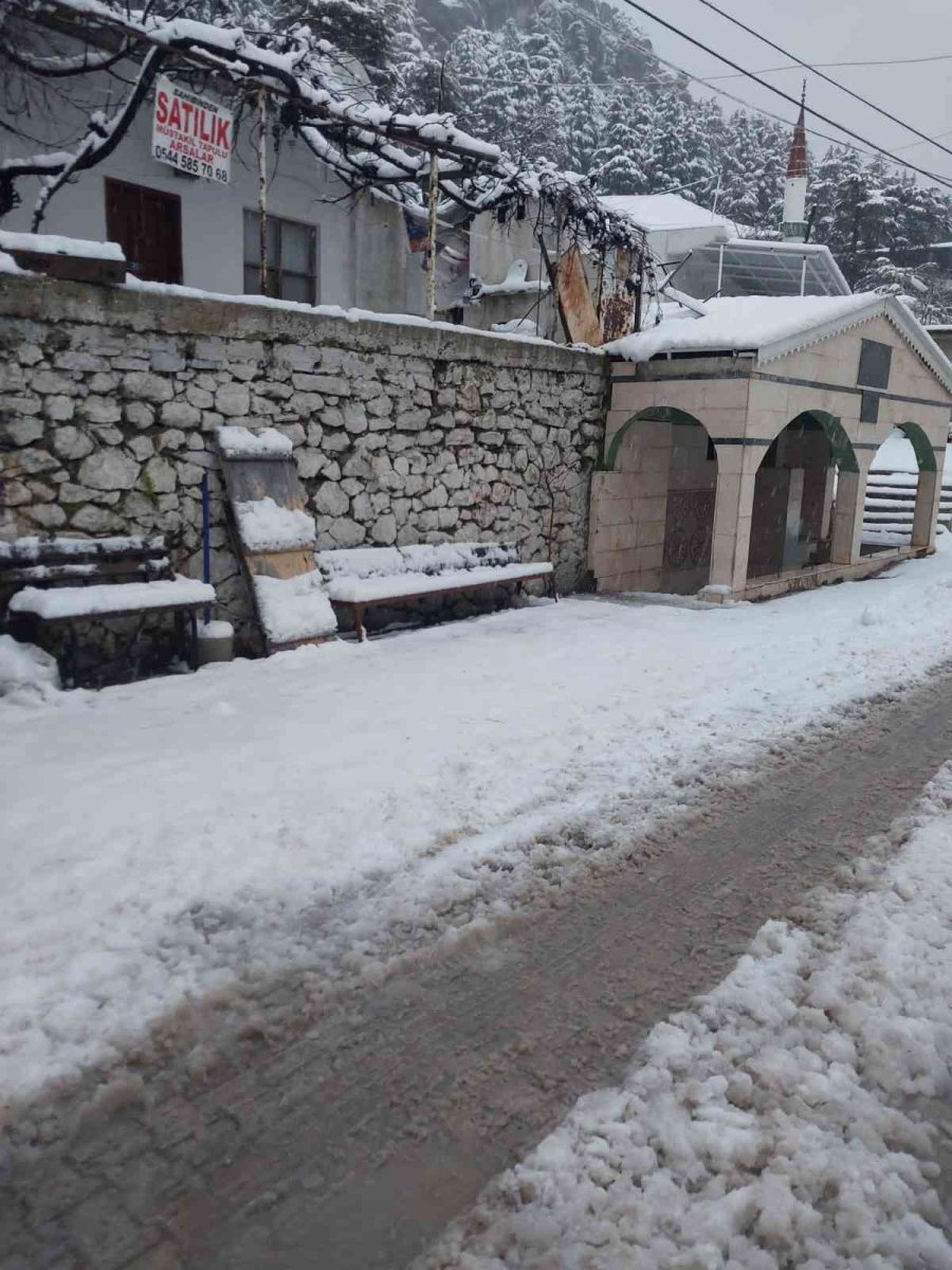 Torosların Eteğine Düşen Kar, Yayla Sakinlerini Sevindirdi