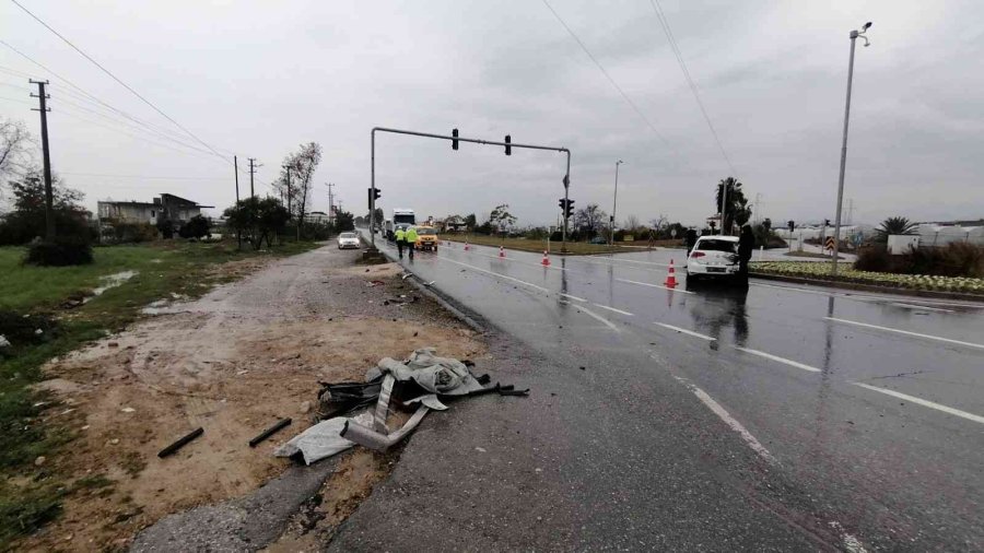Trafik Ekipleri Uygulama Yaparken, Kırmızı Işıkta Bekleyen Otomobile Tır Çarptı: 1 Yaralı