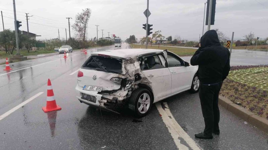 Trafik Ekipleri Uygulama Yaparken, Kırmızı Işıkta Bekleyen Otomobile Tır Çarptı: 1 Yaralı