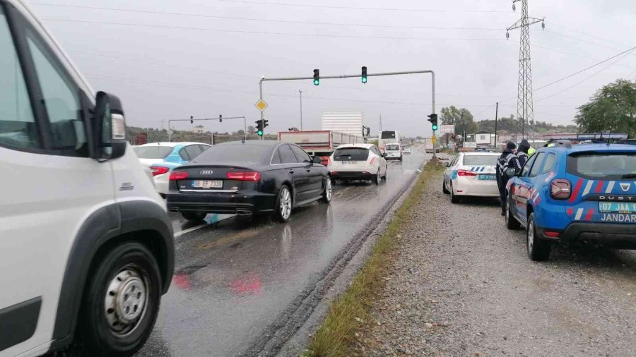 Trafik Ekipleri Uygulama Yaparken, Kırmızı Işıkta Bekleyen Otomobile Tır Çarptı: 1 Yaralı