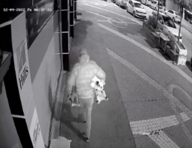 İş Yerinin Önündeki 25 Liralık Köpek Maketlerini Çaldılar