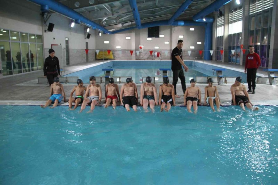 Beyşehir’e Kazandırılan Yarı Olimpik Yüzme Havuzu Hizmete Girdi