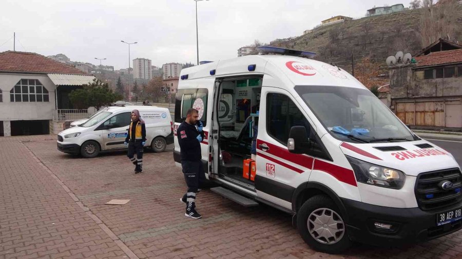 Yoldan Çıkan Otomobil Yayalara Çarptı: 2 Yaralı