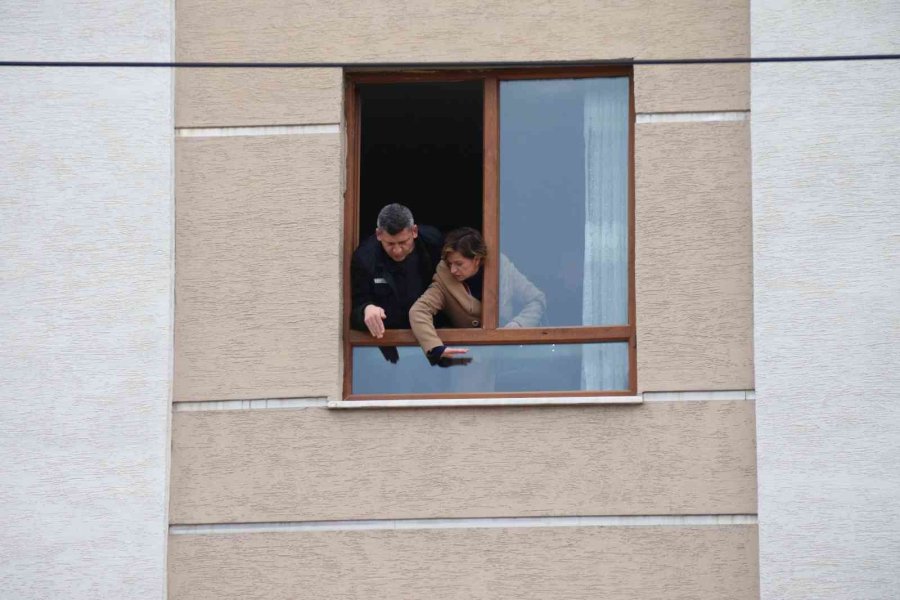 Pencereden Düşerek Hayatını Kaybeden Kadınla İlgili Olay Yerinde Keşif Yapıldı