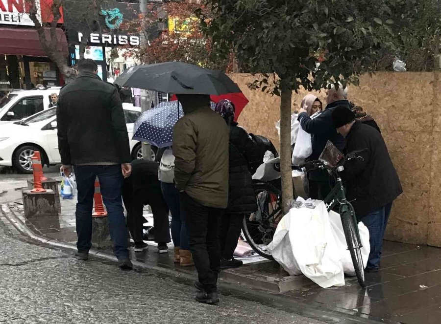 Çiseleyen Yağmur Altında 10 Liralık Kazak İzdihamı