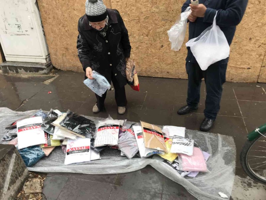 Çiseleyen Yağmur Altında 10 Liralık Kazak İzdihamı