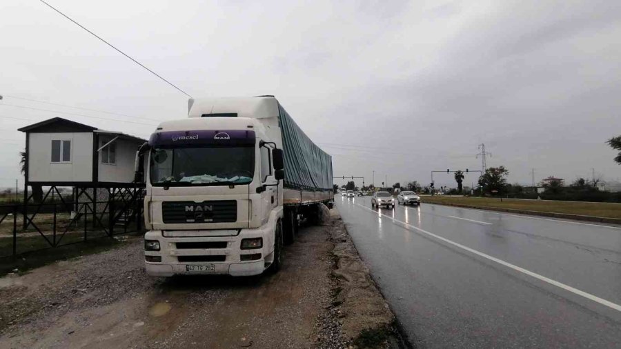 Trafik Ekipleri Uygulama Yaparken, Kırmızı Işıkta Bekleyen Otomobile Tır Çarptı: 1 Yaralı