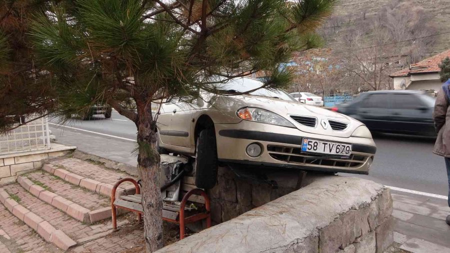 Yoldan Çıkan Otomobil Yayalara Çarptı: 2 Yaralı