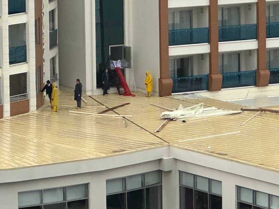 Antalya’da Hortum 5 Yıldızlı Otelin Çatı Kaplamasını Uçurdu