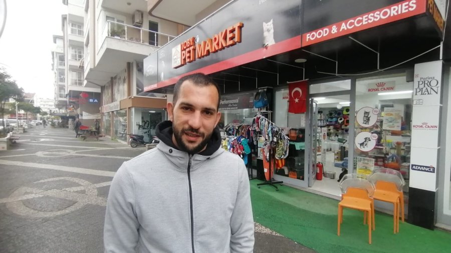 İş Yerinin Önündeki 25 Liralık Köpek Maketlerini Çaldılar