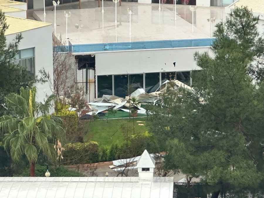 Antalya’da Hortum 5 Yıldızlı Otelin Çatı Kaplamasını Uçurdu