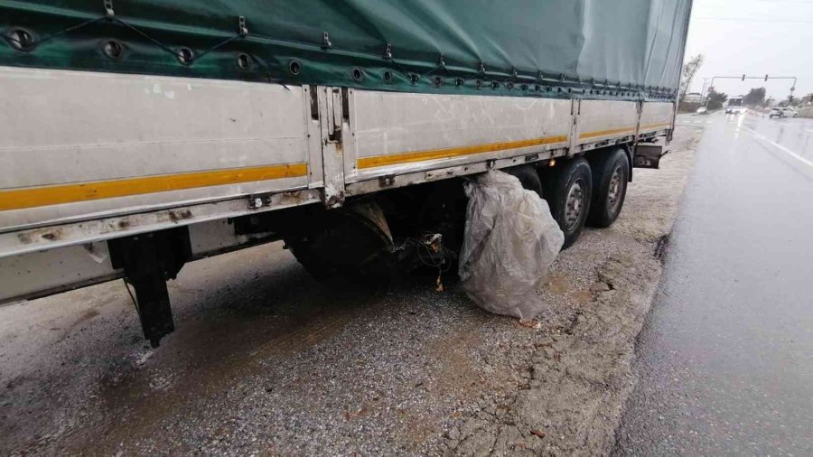 Trafik Ekipleri Uygulama Yaparken, Kırmızı Işıkta Bekleyen Otomobile Tır Çarptı: 1 Yaralı