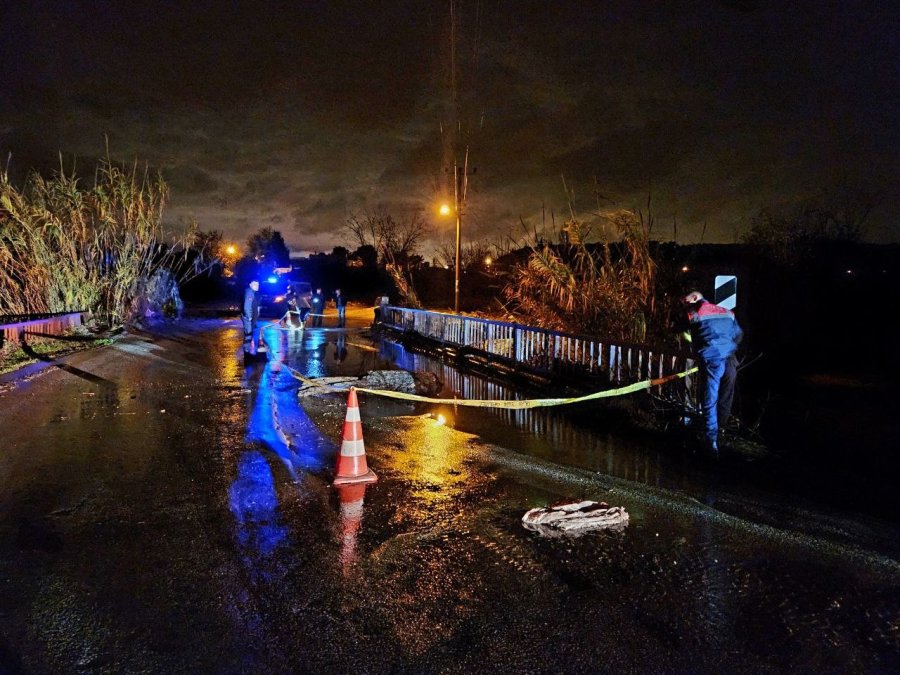 Antalya’da Hortum Domates Ve Çilek Seralarını Parçaladı