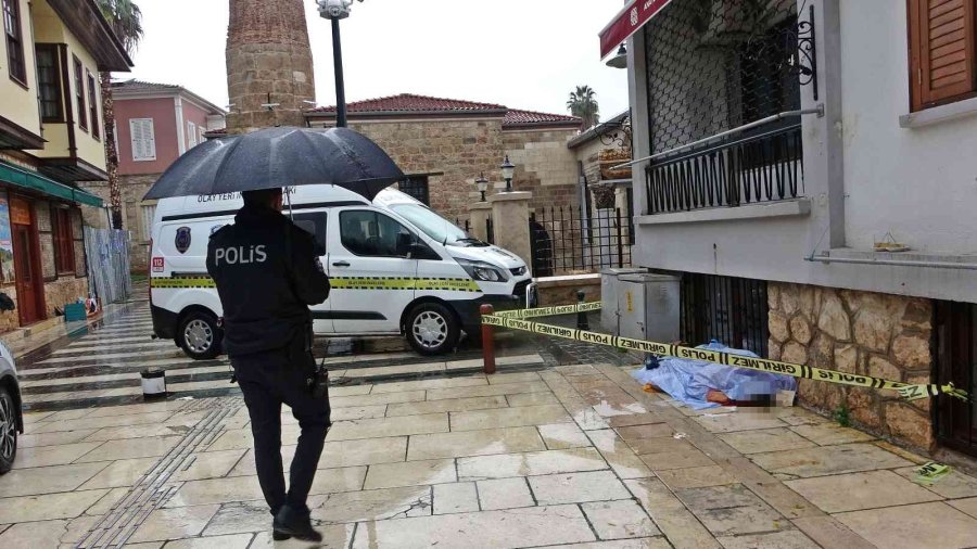 4 Dakikada Olay Yerine Giden Polis Kamera Kayıtlarını İnceleyince Üzüntü Yaşadı