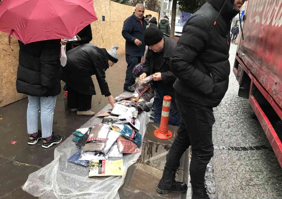 Çiseleyen Yağmur Altında 10 Liralık Kazak İzdihamı