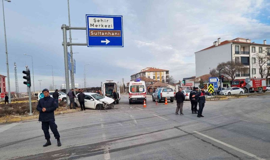 Aksaray’da Tır Otomobil İle Çarpıştı: 5 Yaralı