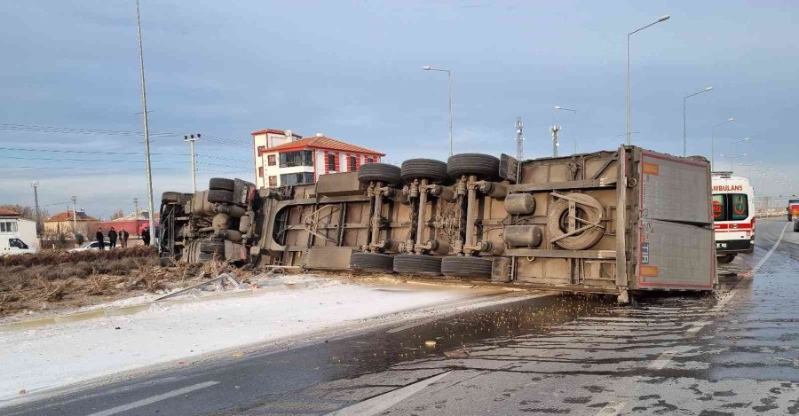 Aksaray’da Tır Otomobil İle Çarpıştı: 5 Yaralı