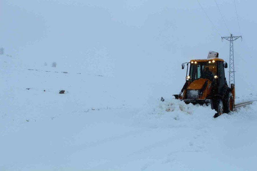 Korkuteli’de Karla Yoğun Mücadele