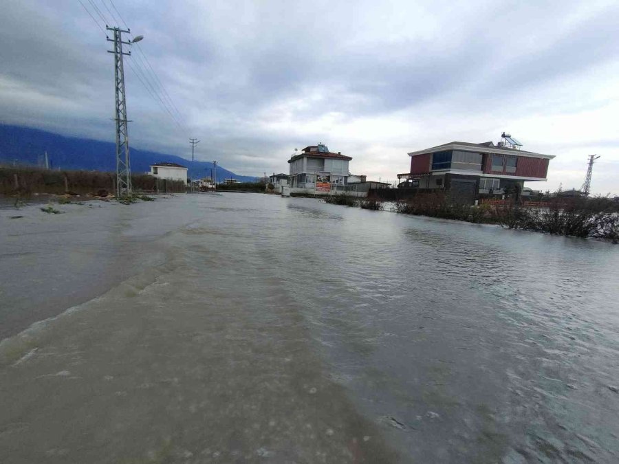 Antalya’da Su Altında Kalan Evlerin Temel İhtiyaçları İş Makinesiyle Giderildi