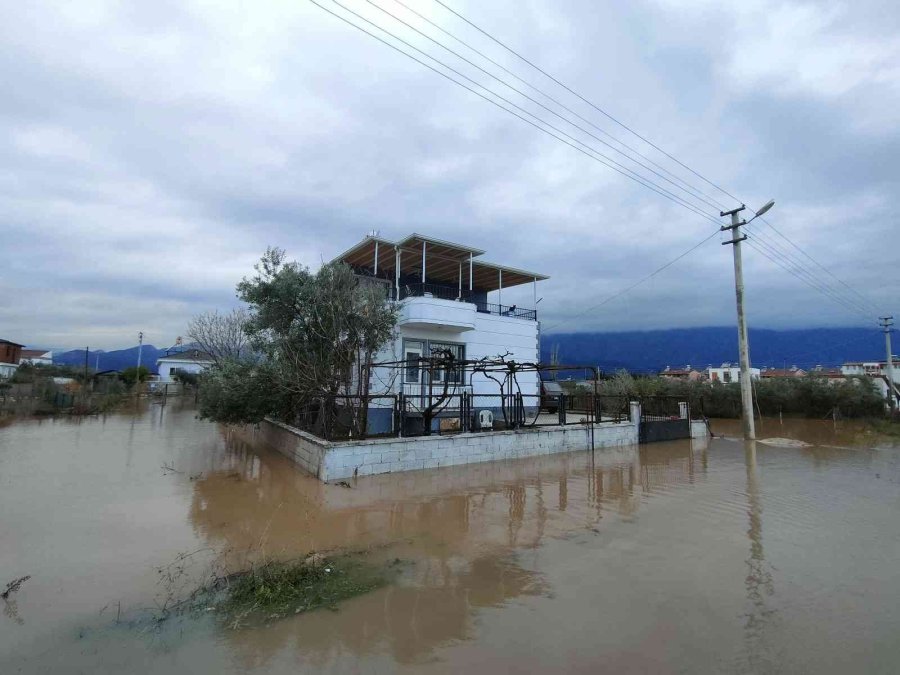 Antalya’da Su Altında Kalan Evlerin Temel İhtiyaçları İş Makinesiyle Giderildi