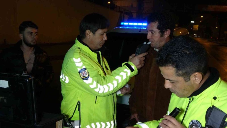 Kırmızı Işıkta Geçen Alkollü Sürücü Otomobile Çarpıp Takla Attı, Ehliyetinin Derdine Düştü