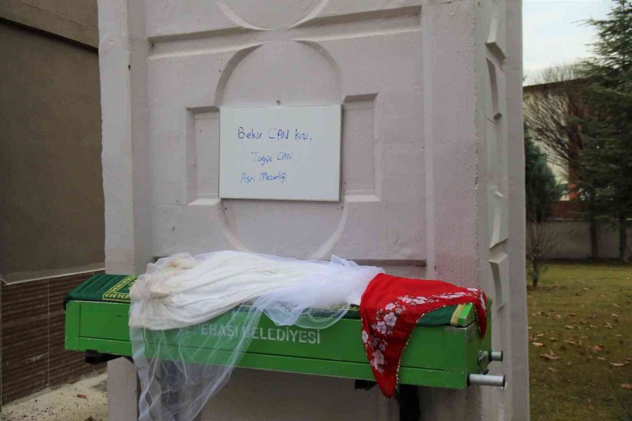 25 Yaşındaki Tuğçe, Gelinlik Örtülü Tabutunda Son Yolculuğuna Uğurlandı