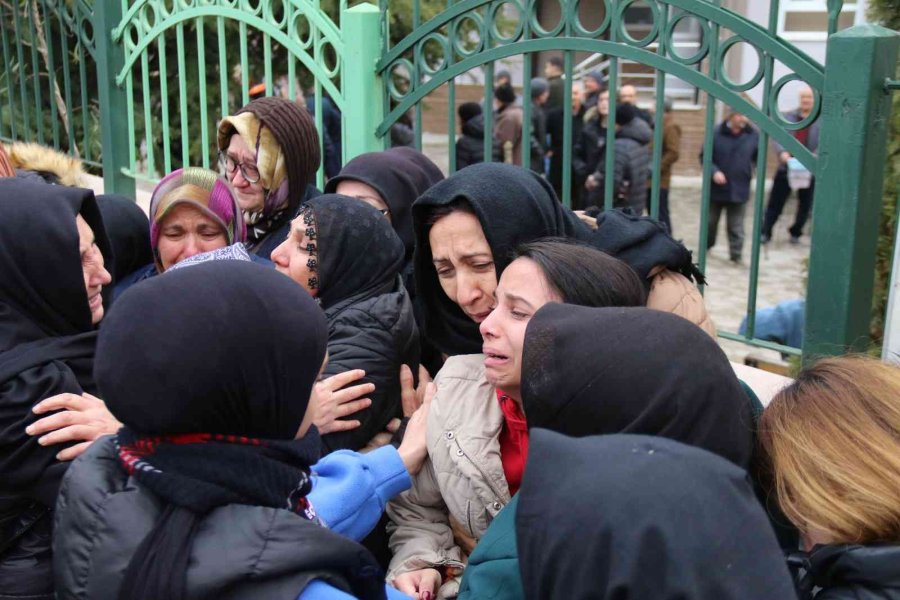 25 Yaşındaki Tuğçe, Gelinlik Örtülü Tabutunda Son Yolculuğuna Uğurlandı