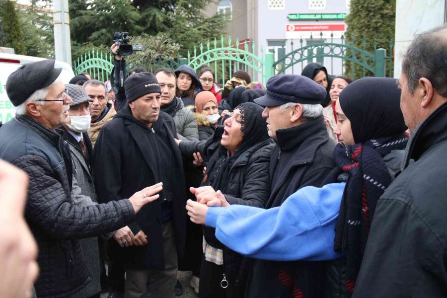 25 Yaşındaki Tuğçe, Gelinlik Örtülü Tabutunda Son Yolculuğuna Uğurlandı
