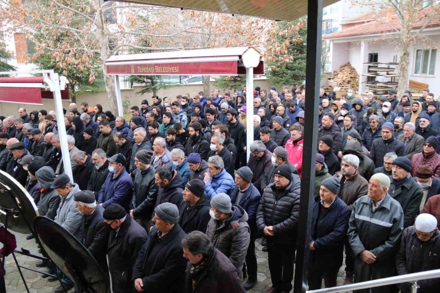 25 Yaşındaki Tuğçe, Gelinlik Örtülü Tabutunda Son Yolculuğuna Uğurlandı