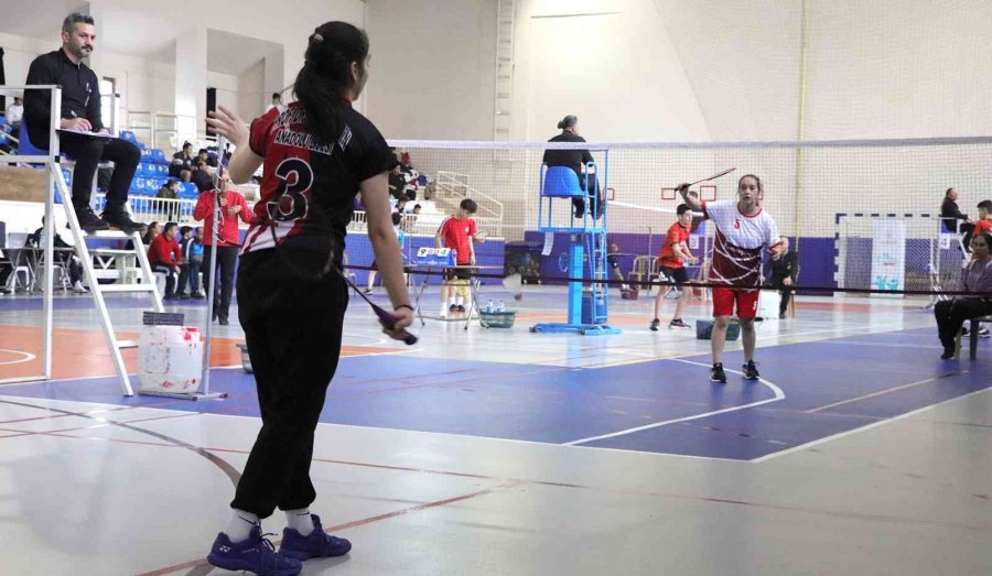 Karaman’da Okul Sporları Gençler Badminton Grup Müsabakaları Başladı