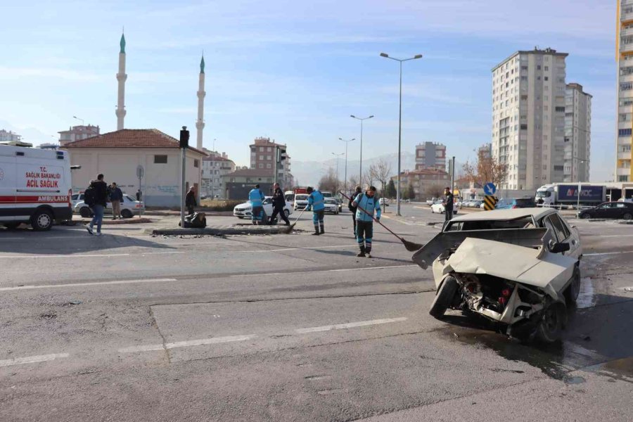 Ticari Araçla Çarpışan Otomobil Perte Çıktı: 2 Yaralı