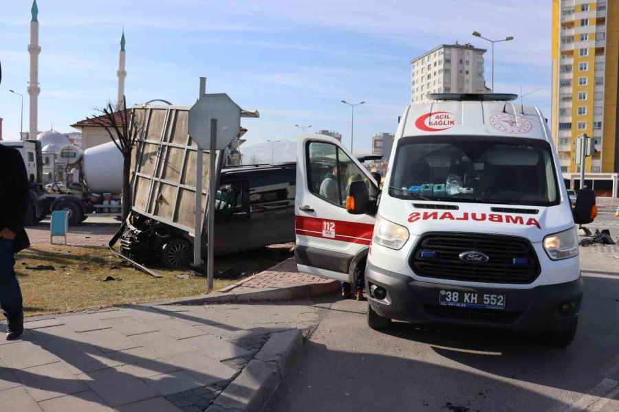 Ticari Araçla Çarpışan Otomobil Perte Çıktı: 2 Yaralı