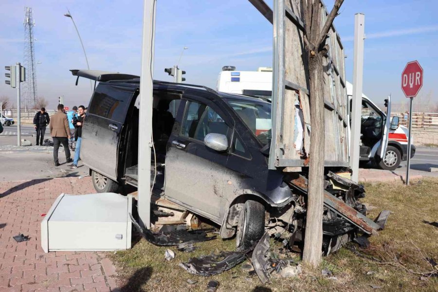 Ticari Araçla Çarpışan Otomobil Perte Çıktı: 2 Yaralı