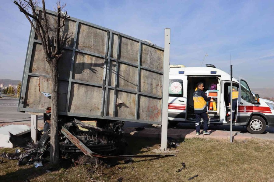 Ticari Araçla Çarpışan Otomobil Perte Çıktı: 2 Yaralı