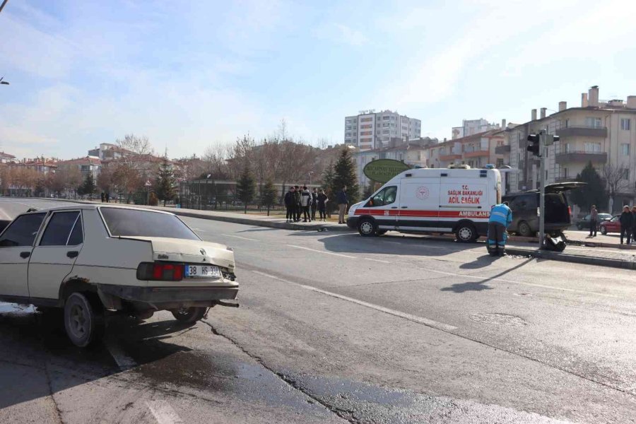 Ticari Araçla Çarpışan Otomobil Perte Çıktı: 2 Yaralı