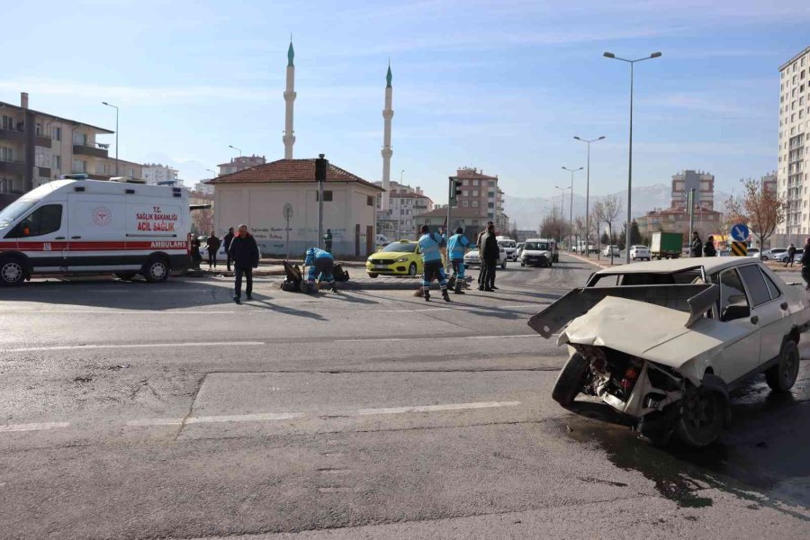 Ticari Araçla Çarpışan Otomobil Perte Çıktı: 2 Yaralı