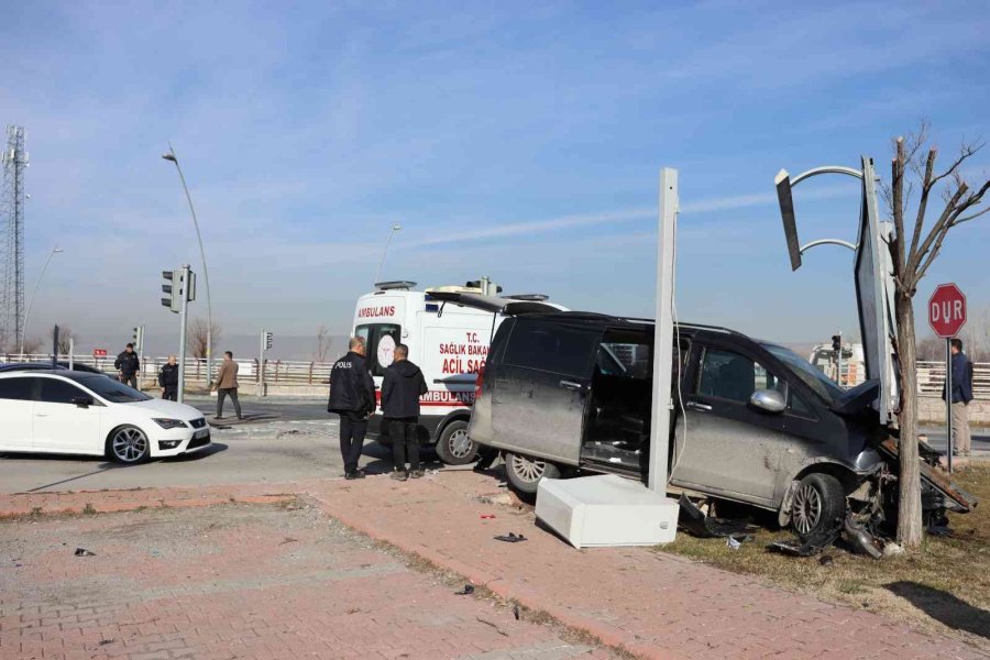 Ticari Araçla Çarpışan Otomobil Perte Çıktı: 2 Yaralı