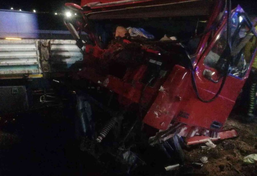 Konya’da Tır Traktörün Römorkuna Çarptı: 3 Yaralı