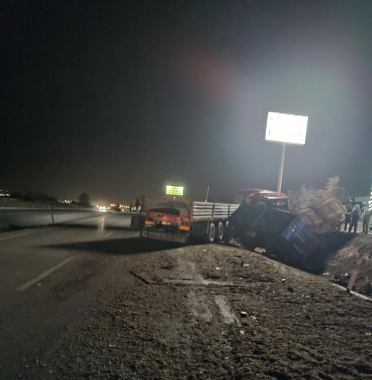 Konya’da Tır Traktörün Römorkuna Çarptı: 3 Yaralı
