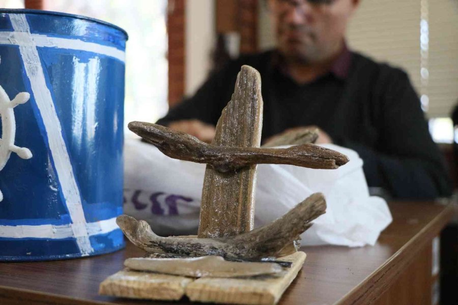 Denizden Çıkan Odunları Sanata Dönüştürüyor