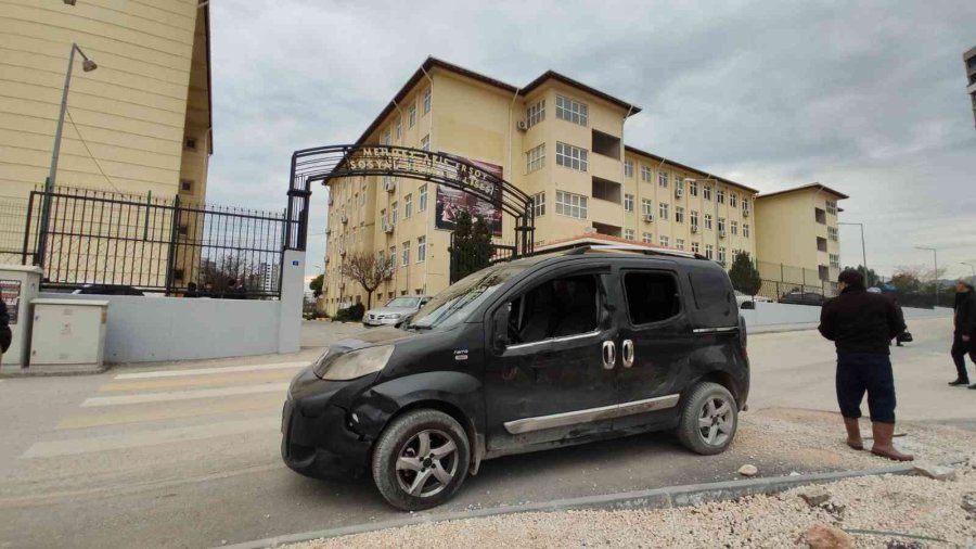 Araç, Öğrencilerin Arasına Daldı: 3 Yaralı