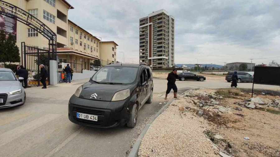 Araç, Öğrencilerin Arasına Daldı: 3 Yaralı