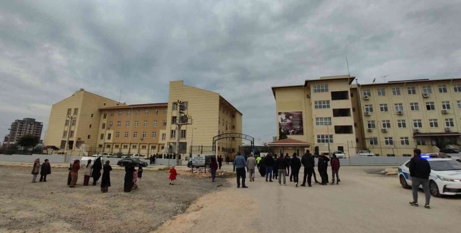 Araç, Öğrencilerin Arasına Daldı: 3 Yaralı