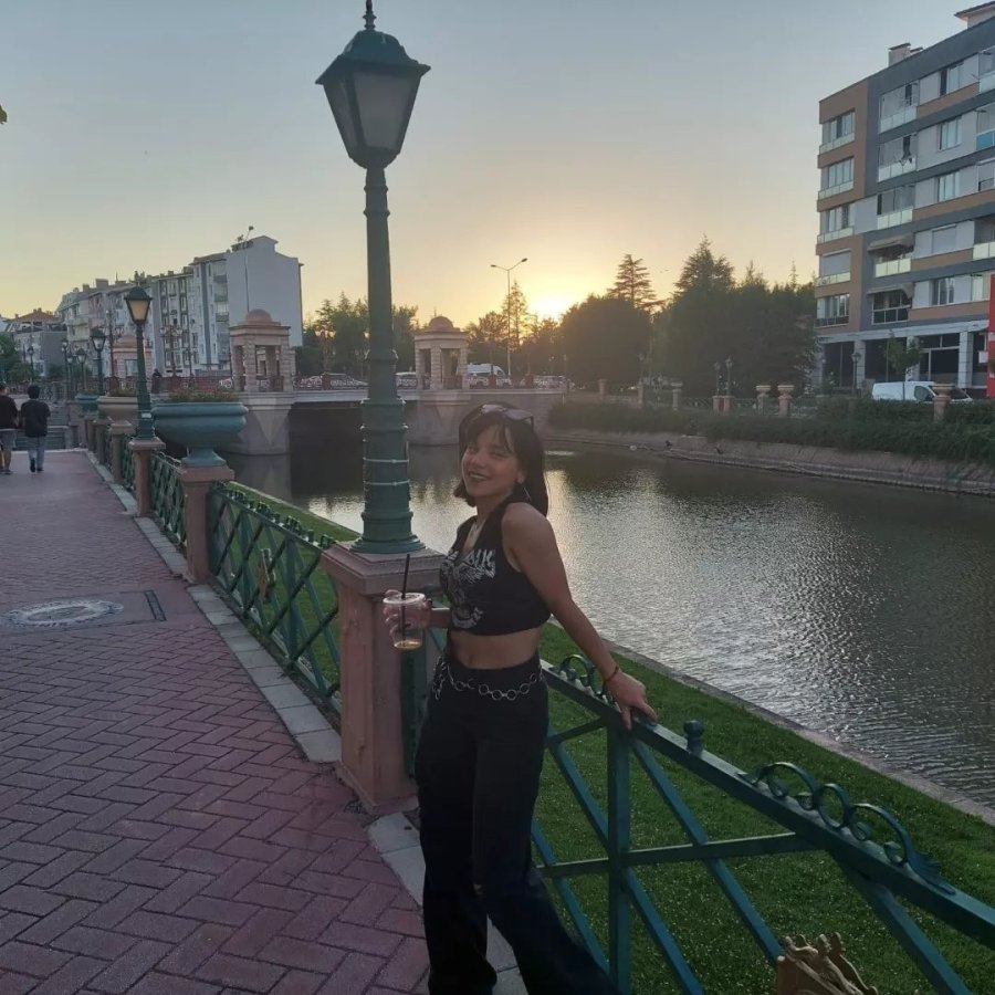 25 Yaşındaki Tuğçe, Gelinlik Örtülü Tabutunda Son Yolculuğuna Uğurlandı